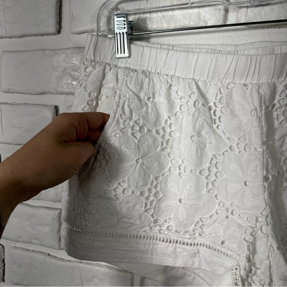 Lilly Pulitzer White Lace Floral Eyelet Shorts Size Medium - Picture 8 of 9